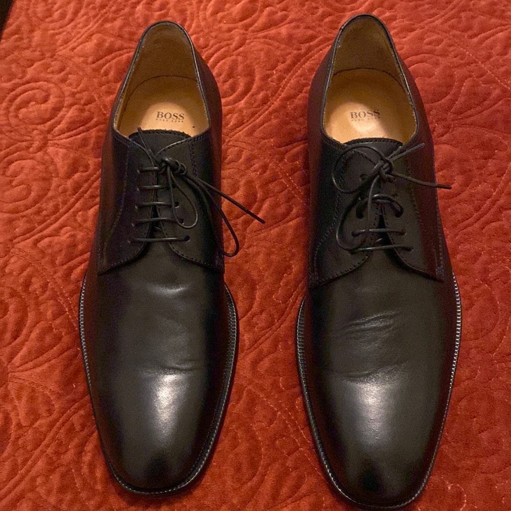 Hugo Boss men’s black leather dress shoes with leather lining
